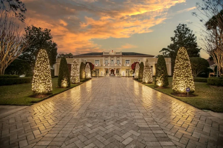 Commercial Christmas lighting on a Kissimmee business