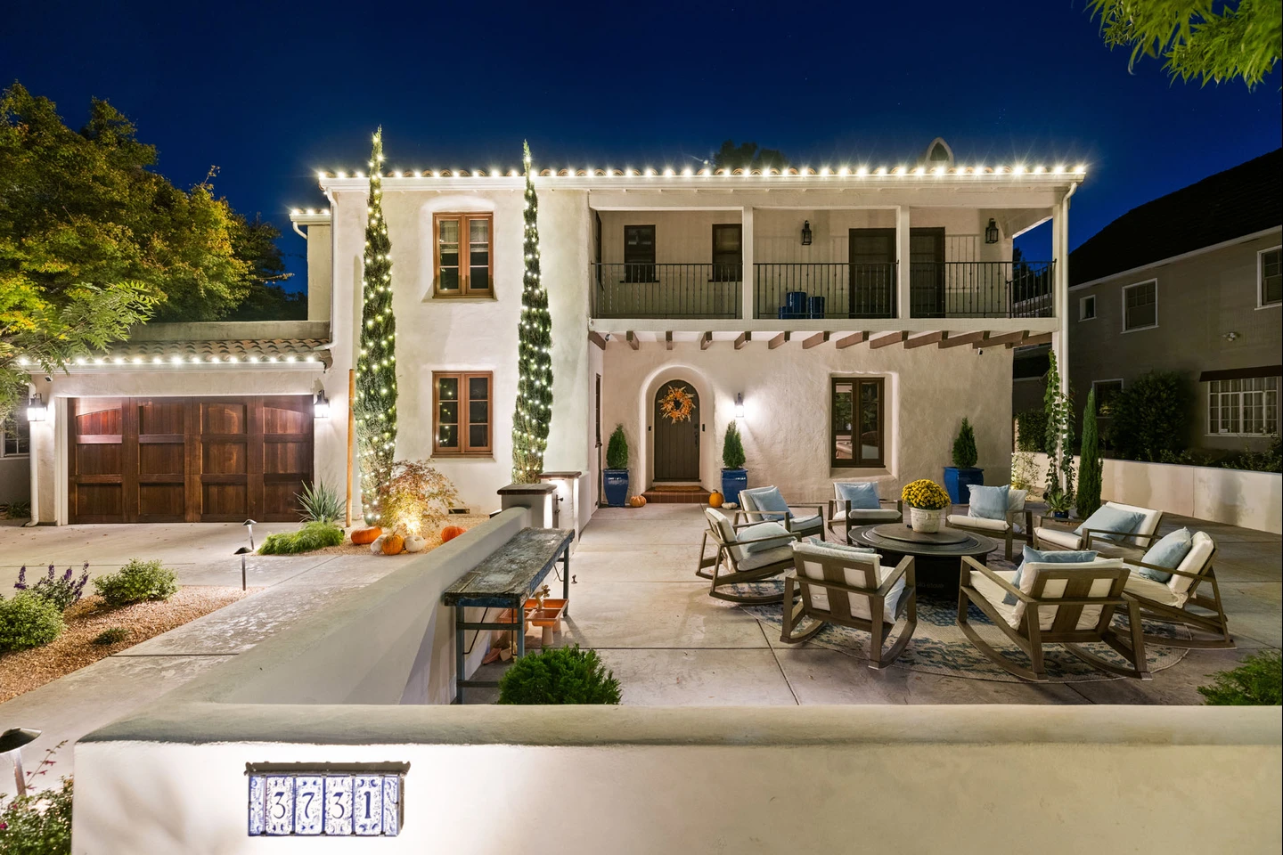 Residential Christmas light installation on an Orlando home